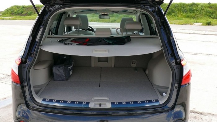 A kalaptartó egy szatén hálóruhát bír el, nehezebb tárgyak alatt összerogyott