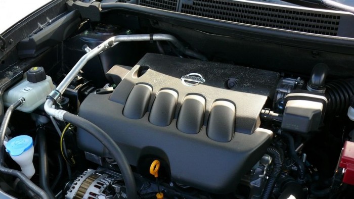 A motortér mutatja, négy henger dolgozik belül