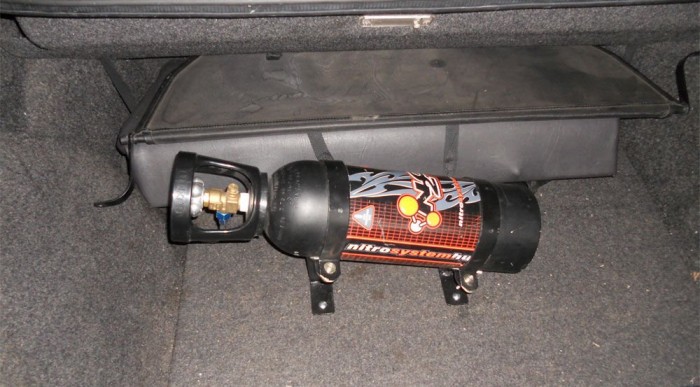 A palack jó sok helyet foglal a csomagtartóból