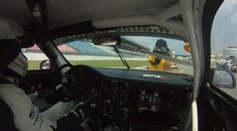 Versenyautóra zuhant a hostesslány