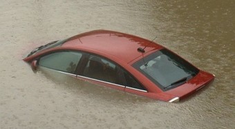 Autók az árvíz ellen