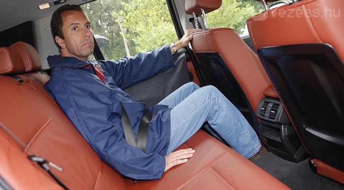 Hátul 2 centivel több hely jut a lábaknak