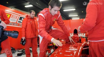 A Ferrari üzent Rossinak