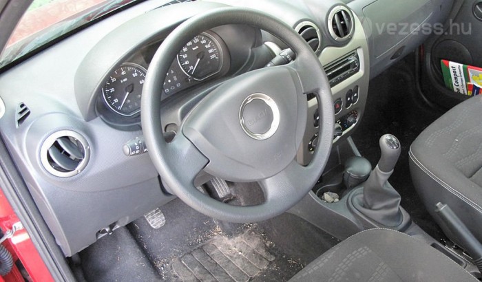 Teszt: Dacia Sandero Stepway 1,5 dCi 7 | Vezess Sem a kormány, sem az ülésmagasság nem állítható