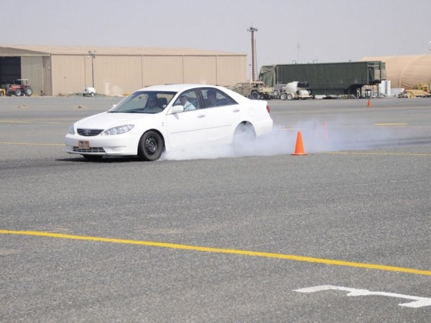 Blokkoló kerekekkel a kocsi irányíthatatlanul csúszik