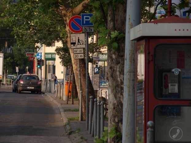 Elmentem, lefényképeztem a helyszínt. Jól látszik az automata, no meg a várakozást tiltó tábla is