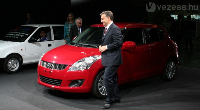 Orbán Viktor kipróbálta az új Suzukit 9 | Vezess 5,0 litert fogyaszt az új benzines ezerkettes