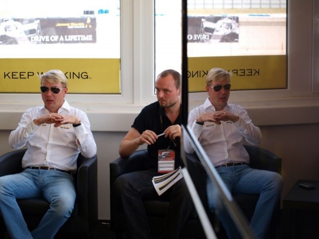 Häkkinenék magyaráznak