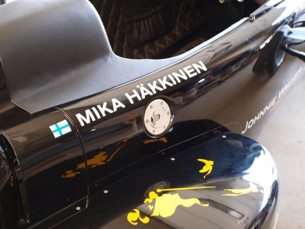 Ha esetleg elfelejtenénk, hogy ki vezet