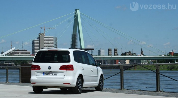 Kölnben vezettük az autót, ez a Rajna-part