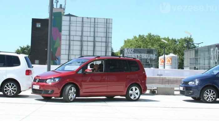 Felárért helyettünk tekeri a kormányt és megméri, elég nagy-e a parkolóhely