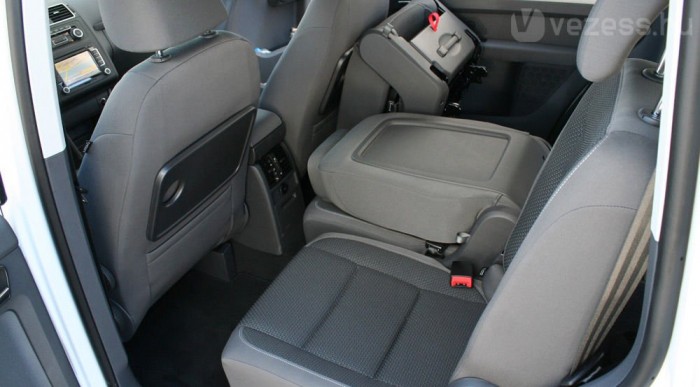 Jó a lábtér és egyenként variálhatóak az ülések