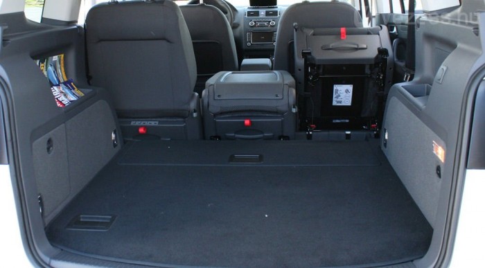 Öt üléssel 591-1989, héttel 501-1913 literes a csomagtér. A közel két köbméterhez ki kell emelni a középső üléseket