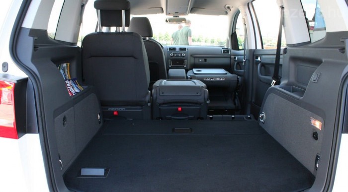 Comfortline szinttől előrehajtható az első utasülés támlája, így nagyon hosszú IKEA-bútorok is beférnek