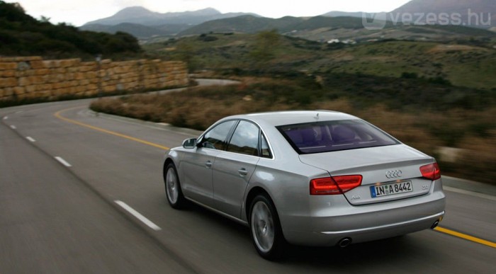 Quattro-hajtással és automata váltóval