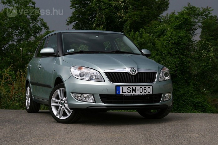 Ilyen lett a ráncfelvarrás utáni Škoda Fabia. A felnőtt arc mögött gyermekméretű, 1,2-es turbós benzinmotor dolgozik. Nem is akárhogyan.