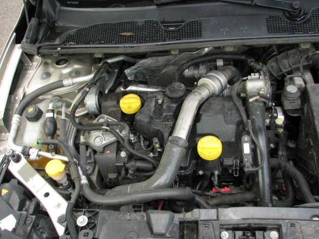 A motorburkolatot megspórolták, az üzemanyagrendszer légtelenítőpumpája jól elérhető helyen, minden átlátható, hozzáférhető. Láthatóan rosszul ellátott vidékekre készült, de nálunk is jól jöhet az egyszerűség