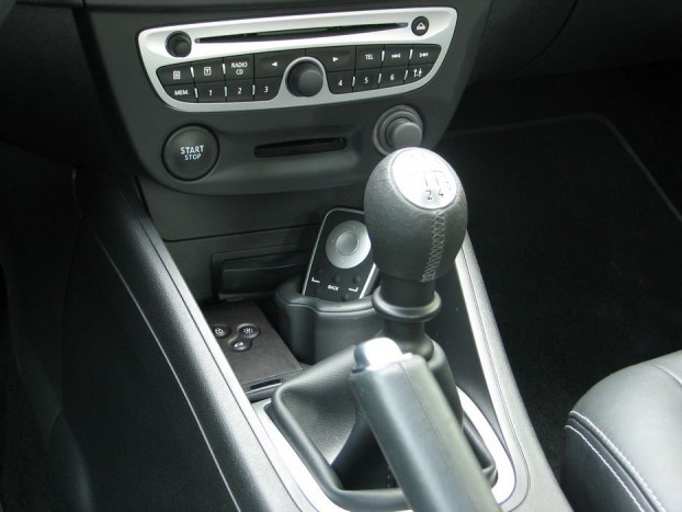 Hatfokozatú váltó jár a kis dízel mellé, 140-150 körül hatodikban háromezret forog a motor