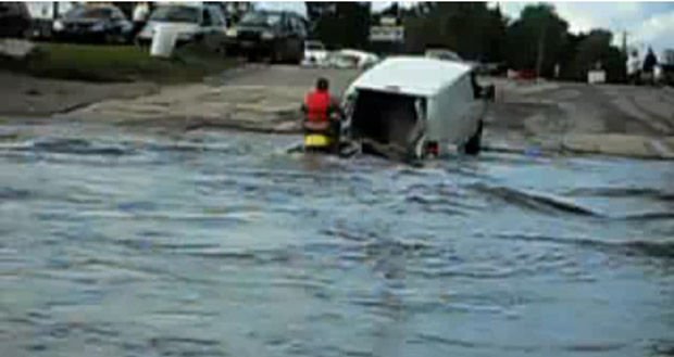 Idióták, az autó nem jár a vízen!
