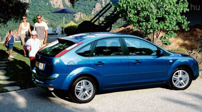Cser-Palkovicsék garázsában egy Focus áll a Kalos mellett