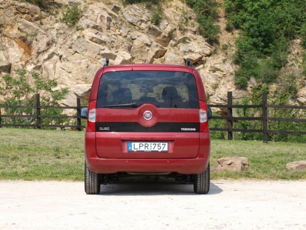 Feldobja a hátsót a fekete csík