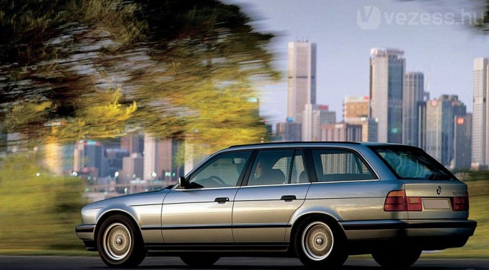 1,3 millió E34-es Ötösből 125 ezer volt Touring. A kombit 1991-ben mutatta be a BMW, automatikus hátsó szintszabályozással