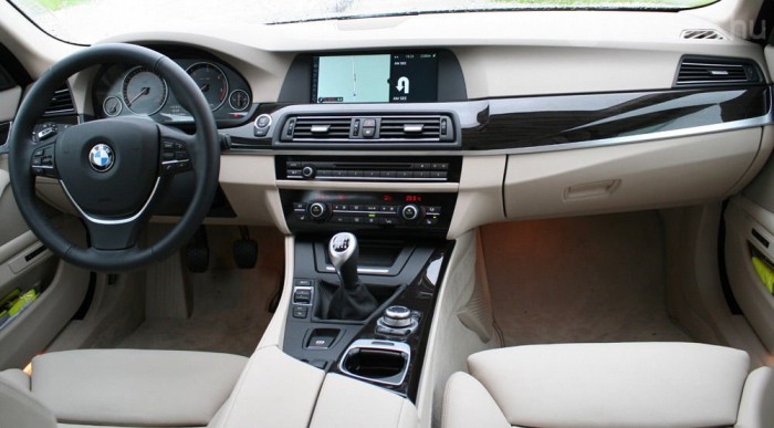 Elődjével szemben az új Ötös elegáns belül és szépek az anyagai