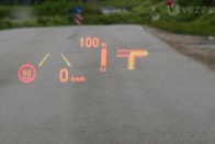 Igaziból éles a head-up display képe, csak én voltam béna. Nagyon hasznos a sebességkorlátozások kijelzése