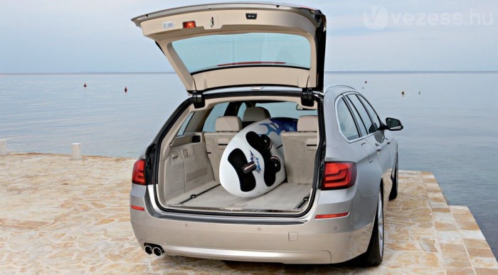 A támla közepét lehajtva befér a szörfdeszka