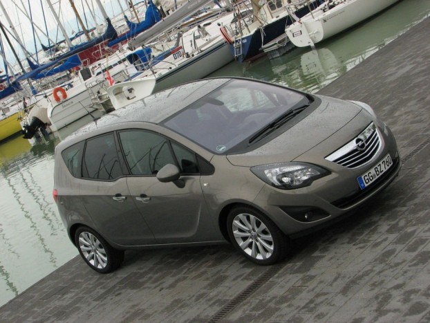 A rendszám még német, de az autó már a magyar földet tapodja