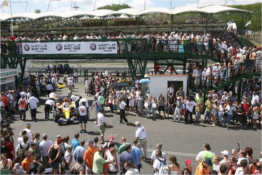 Ismét a Renault uralja a Hungaroringet két napig július első hétvégéjén. Az immár hagyományosnak nevezhető World Series by Renault (WSR) látványos versenyhétvégéje ingyenesen várja az autósport rajongóit.