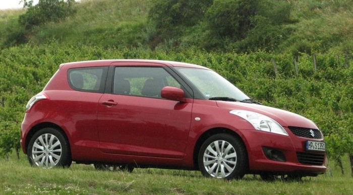 Háromajtós kiállítási darab üvegen keresztül lőve