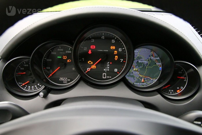 Jó, hogy van digitális sebességmérő is, mert az analóg csak saccolásra jó