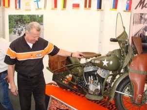 Schmitt Pál harleys ingben