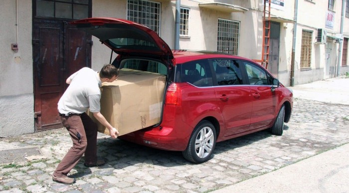 Egy összecsukható kanapét készül elnyelni az autó