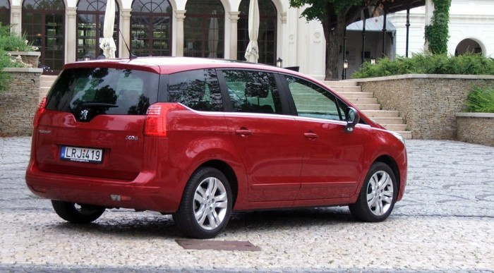 Rengeteg helyet sikerült körülzárni a bordó fémtömeggel