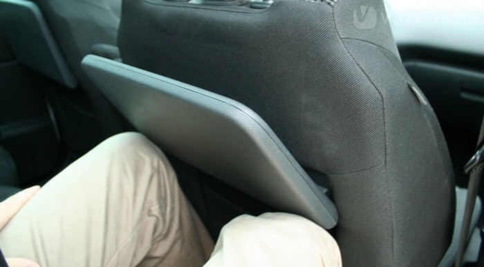 Továbbra sem értjük: hogy lehet ennyire útban ez az asztalka?