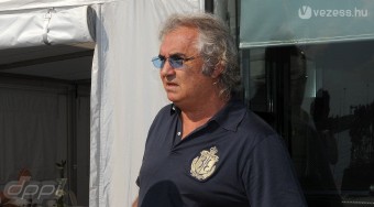 Hamiltont ki kellett volna zárni?