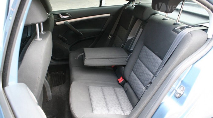 Hátul is kényelmes a Golf V-re épülő Skoda