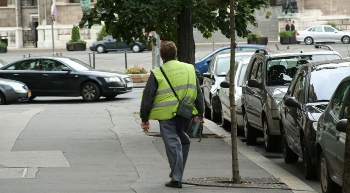 Zsaroló parkolóőrök rendőrkézen 41 Zsaroló parkolóőrök rendőrkézen 41