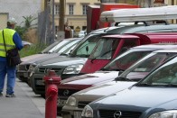 Zsaroló parkolóőrök rendőrkézen 40
