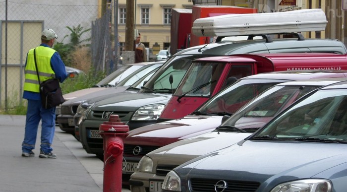 Áthajtott egy autós a parkolóőr lábán 2 Áthajtott egy autós a parkolóőr lábán 2