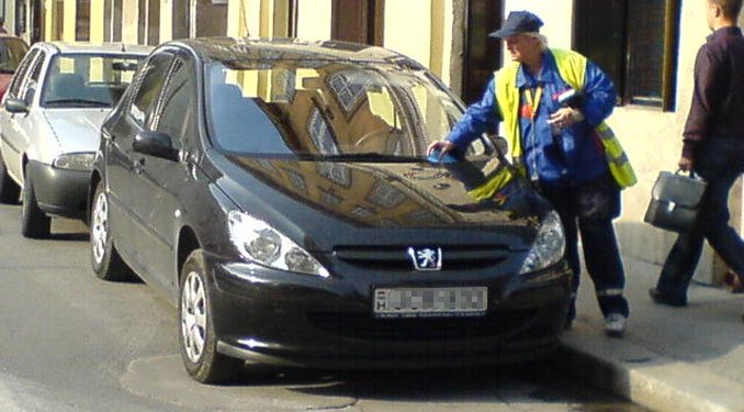 Zsaroló parkolóőrök rendőrkézen 9