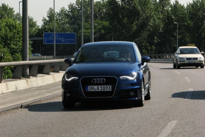 Bemutató: Audi A1 6 | Vezess A menetjelző fény a tükörben igazi nagymenőnek láttatja a kis Audit