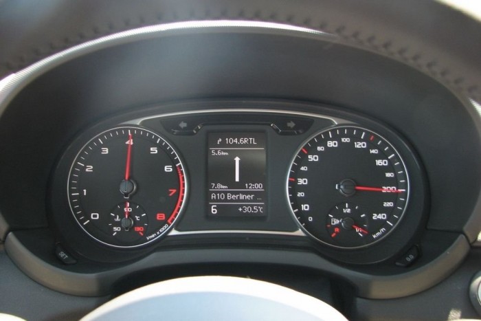 Bemutató: Audi A1 12 | Vezess Berlin tele van traffipaxszal, de a sztrádán azért neki lehet lódulni rendesen. 203 az 1,4-es végsebessége, papíron. Ment neki a valóságban is