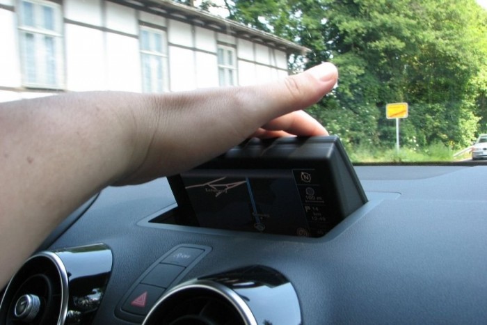 Bemutató: Audi A1 10 | Vezess A másik innovatív ötlet: nincs motor a kijelzőben, kézzel lehet nyitni-csukni. Olcsó, praktikus, gyerekbiztos