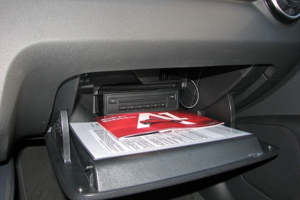 CD-váltó a kesztyűtartóban, az ipod-dokkoló és az SD-kártyahely mellé, konzervatív yuppie-k kedvéért