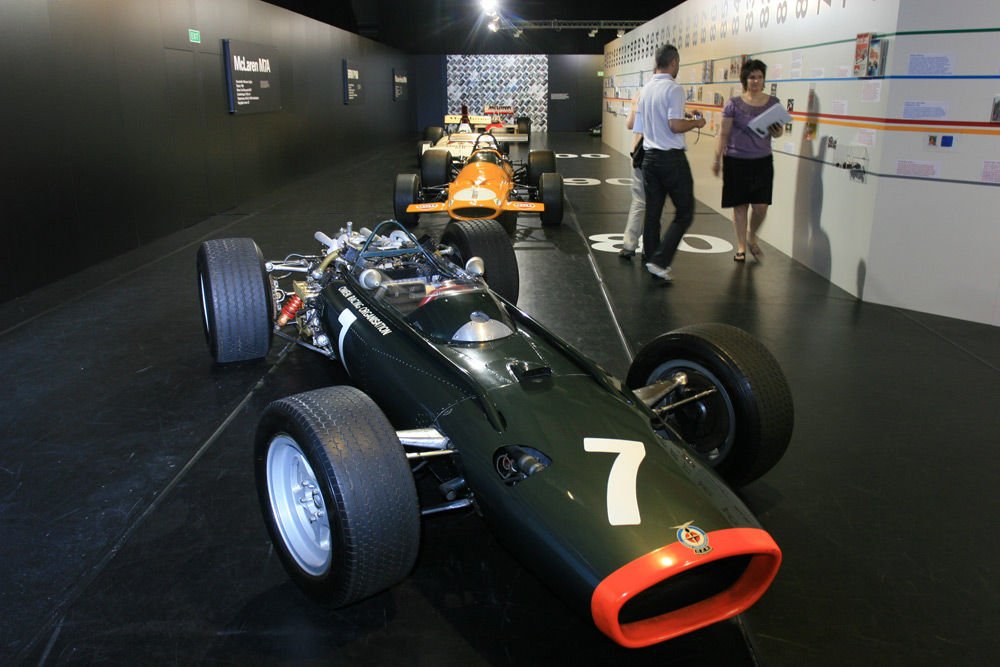 1966-os a BRM P83 monoposztó. Jackie Stewart, későbbi háromszoros skót világbajnok is vezette