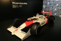 1988-ban 16-ból 15 futamot nyert meg Ayrton Senna, a szezon világbajnoka és csapattársa, Alain Prost a McLaren MP 4/4-gyel