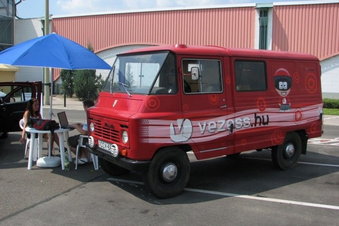 Vezess lájv a budaörsi Auchannál 7 | Vezess Zukkal és napernyővel települtünk ki. Strandlabdát is osztunk